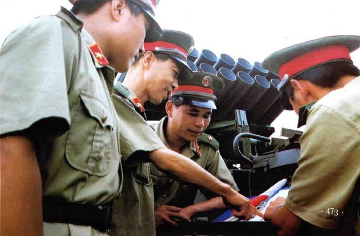 南京军区某部炮兵团政治委员杨崇元，1968年2月入伍，8月加入中国共产党。他虽身