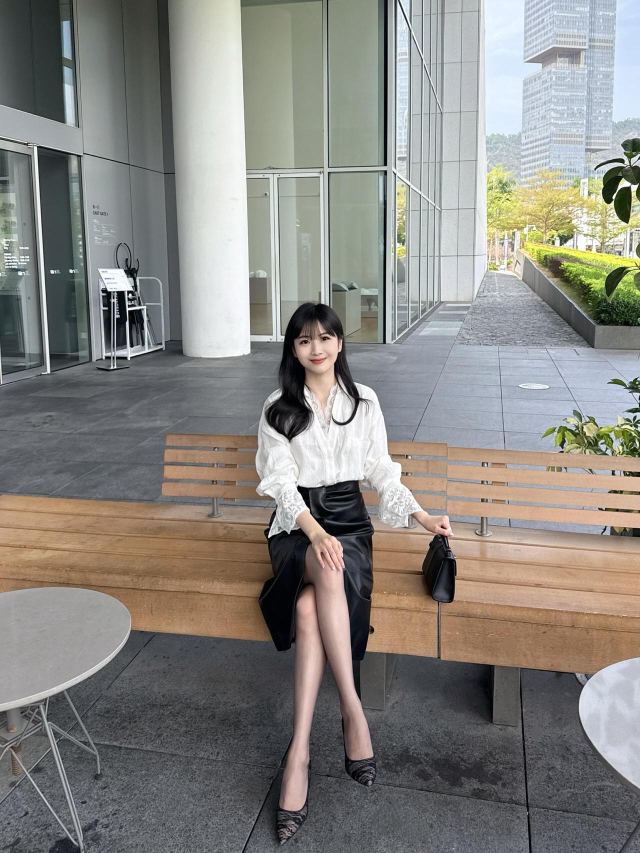 Office早春穿搭💼
白衬衫极简主义
春天的OL风就很好穿