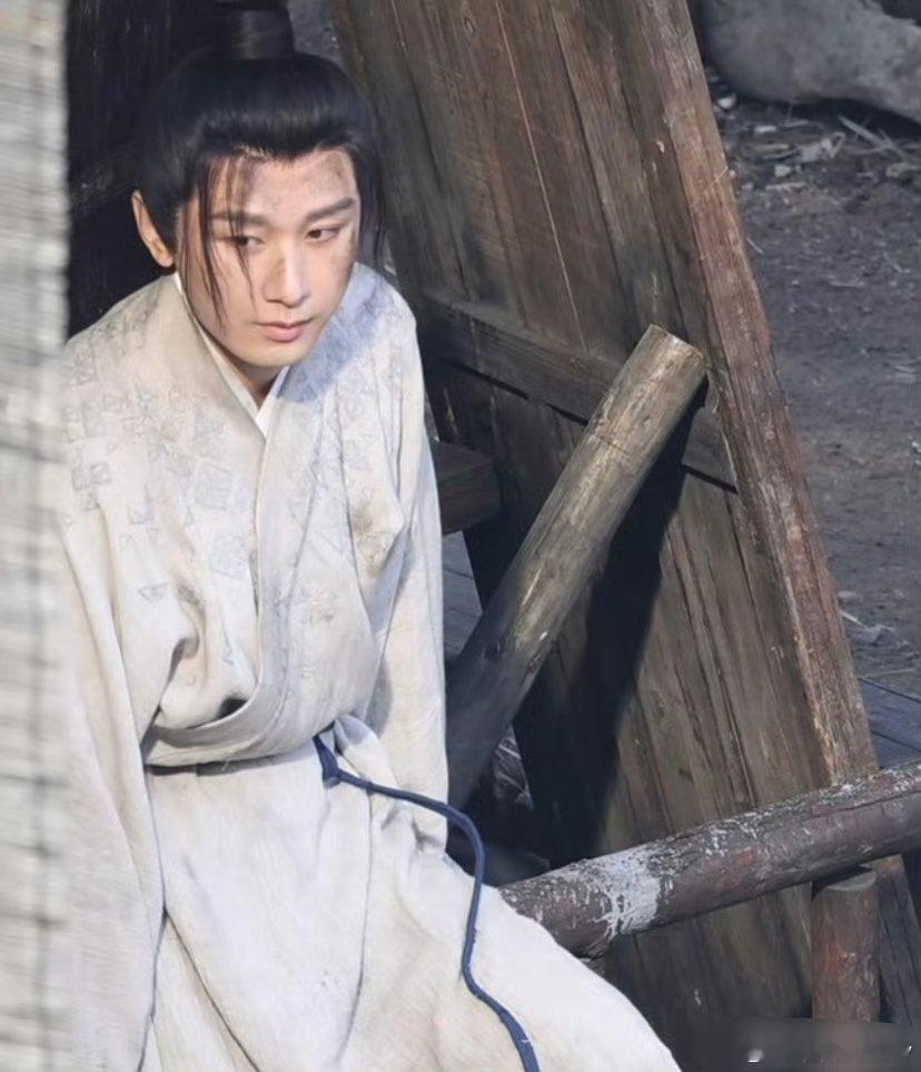 成毅又受伤了 要不还是拍现代戏吧？古装武侠磕磕碰碰避免不了的 