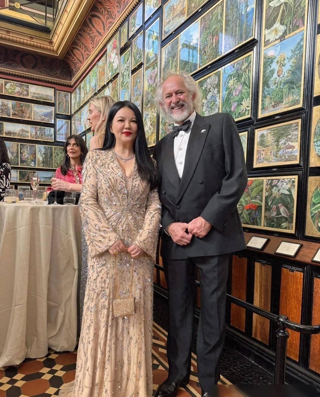 李湘带女儿面见英国皇室，向王后赔笑换白眼，连发动态遭网友群嘲 ​​​