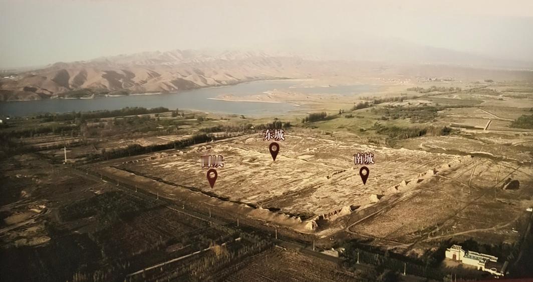 乌鲁木齐乌拉泊古城分为东、西、南三个小城，一直沿用至元代
 
位于乌鲁木齐市东南