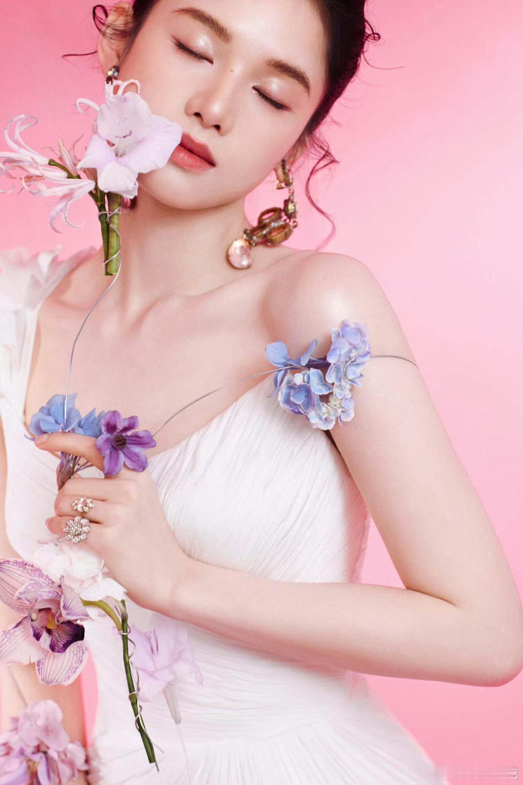 张婧仪 女神级别骨相皮相都好完美的一张脸[爱你][爱你] 张婧仪每次参加活动就这