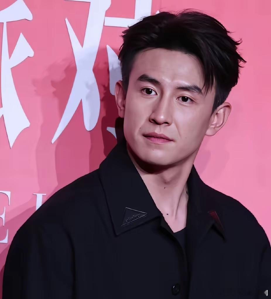 刘萧旭2月1号的红毯采访环节，被记者问到上次星光大赏跟徐志胜聊了什么？刘萧旭的回