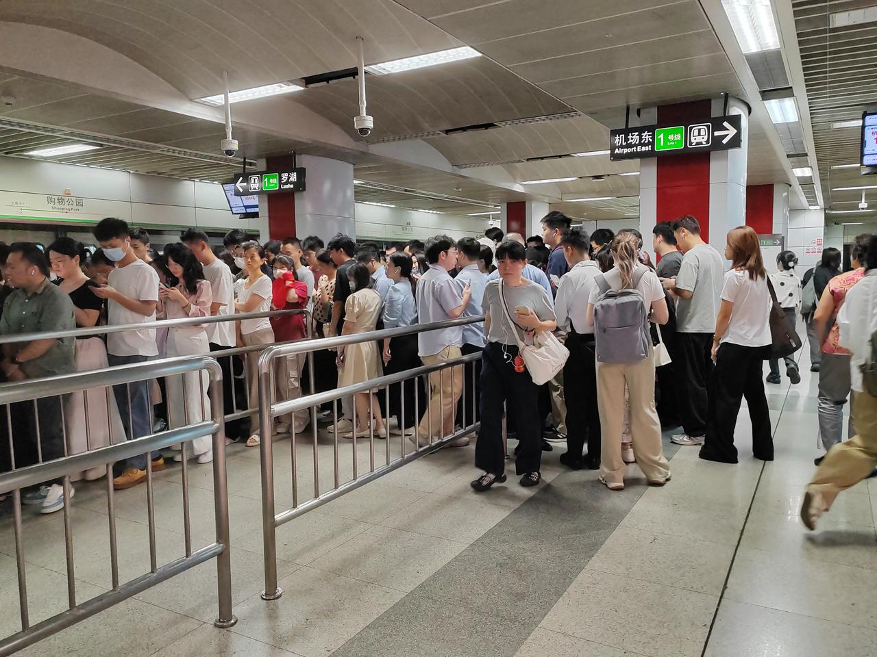 中国超大城市的地铁高峰期景象

地铁到站后，人们像电影散场一样排队涌向出口。
