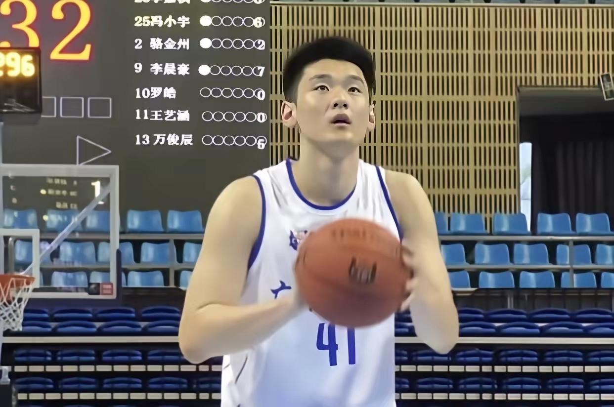 6月20日，U21男子篮球八进四比赛赛程如下:
广东宏远VS北京首钢，20:00