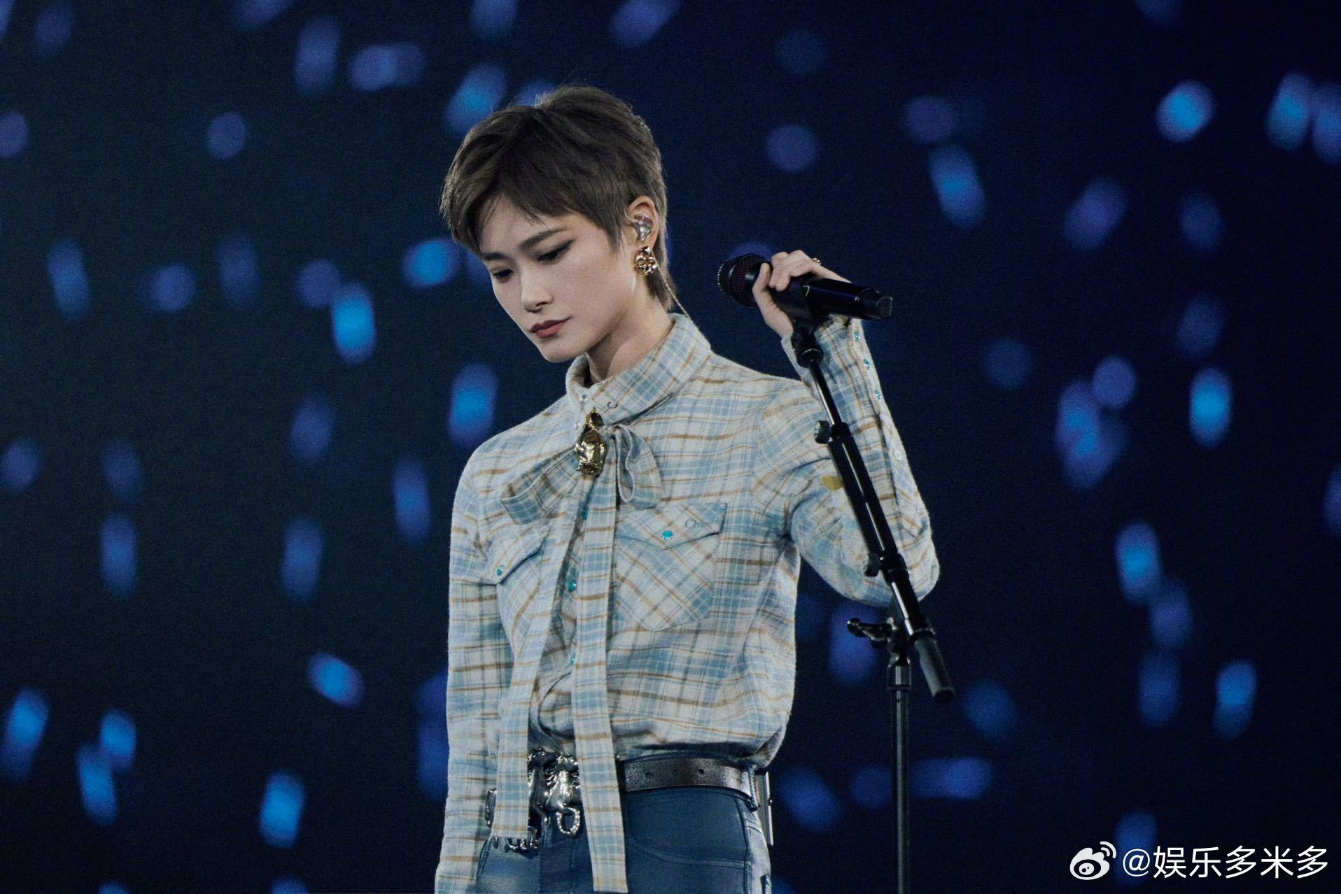 李宇春演唱会服装64斤📸镜头里精致华丽的战袍，实际重达64斤，读懂数字才懂舞台