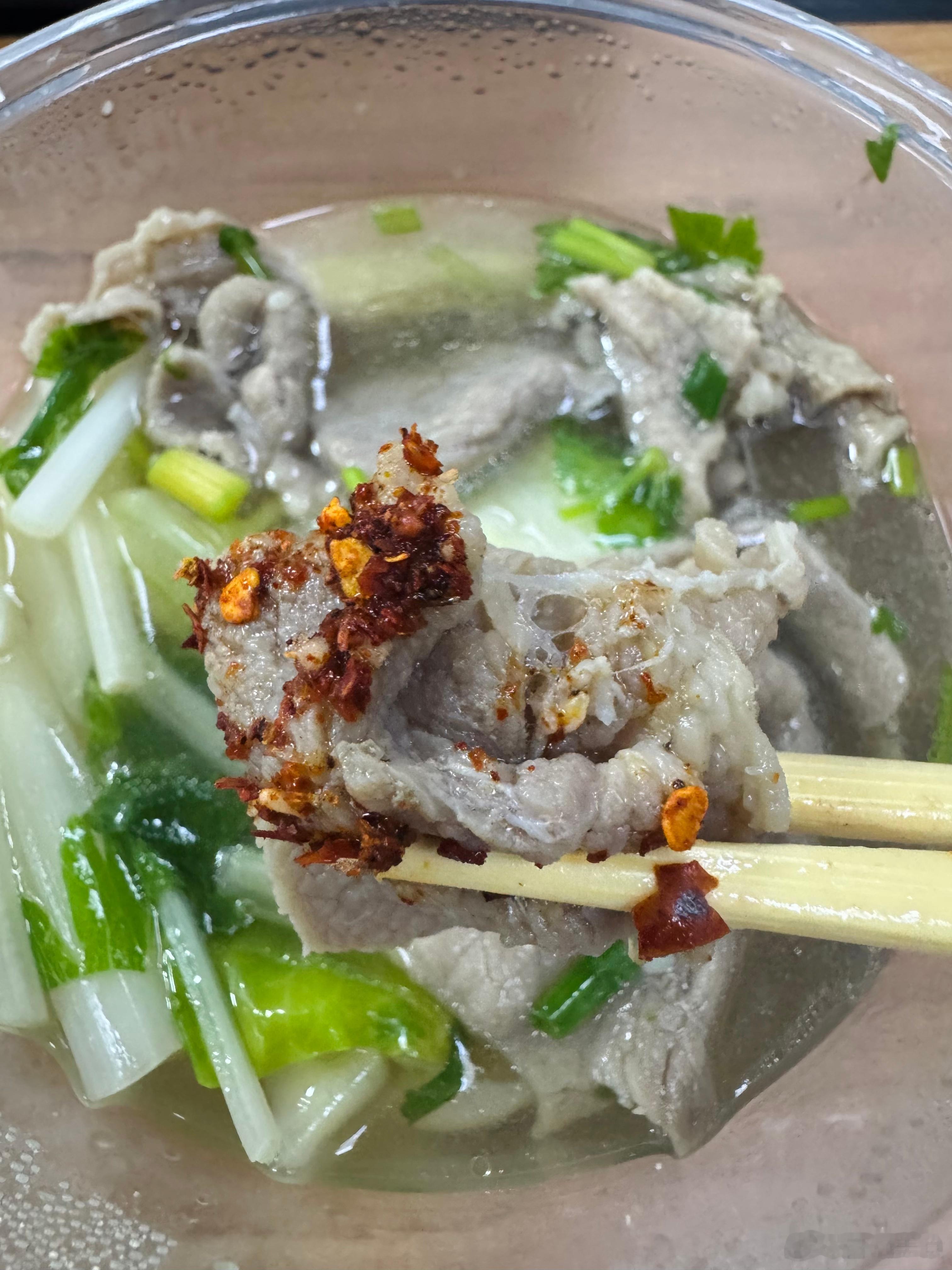 我发现跷脚牛肉有个神奇的魔力，不管是冬天还是夏天吃，都能吃出不一样的感觉跷脚牛肉