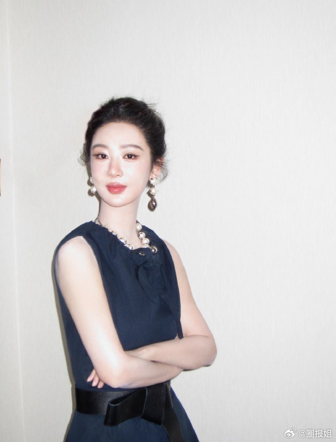 杨紫白玉兰晚宴说悄悄话  杨紫三次冲白玉兰视后 整场白玉兰荣耀之夜最有反差感的画