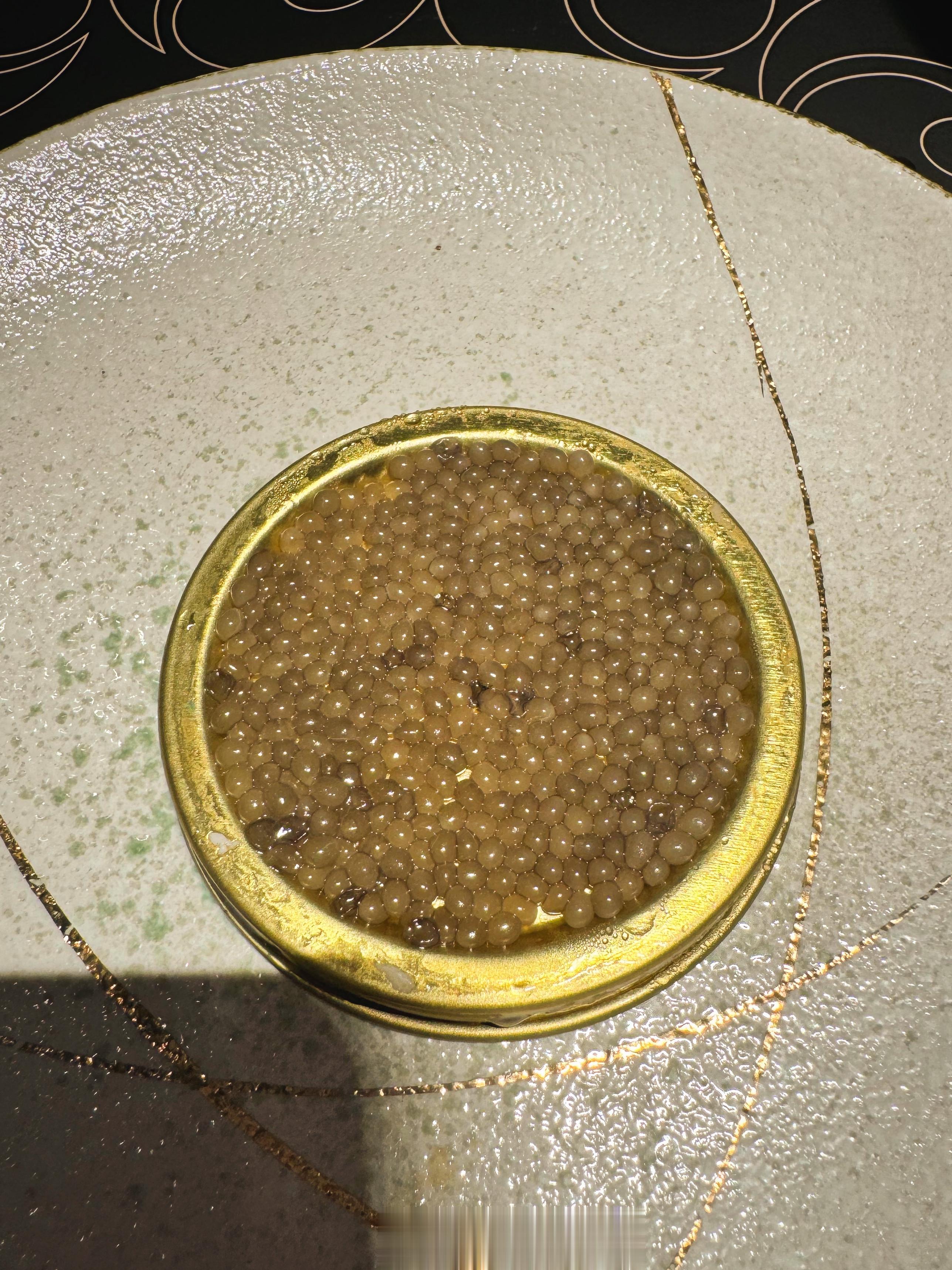 鱼子酱要怎么吃？正确答案是：想怎么吃怎么吃。刚才那条微博有朋友问，说是不是要用舌