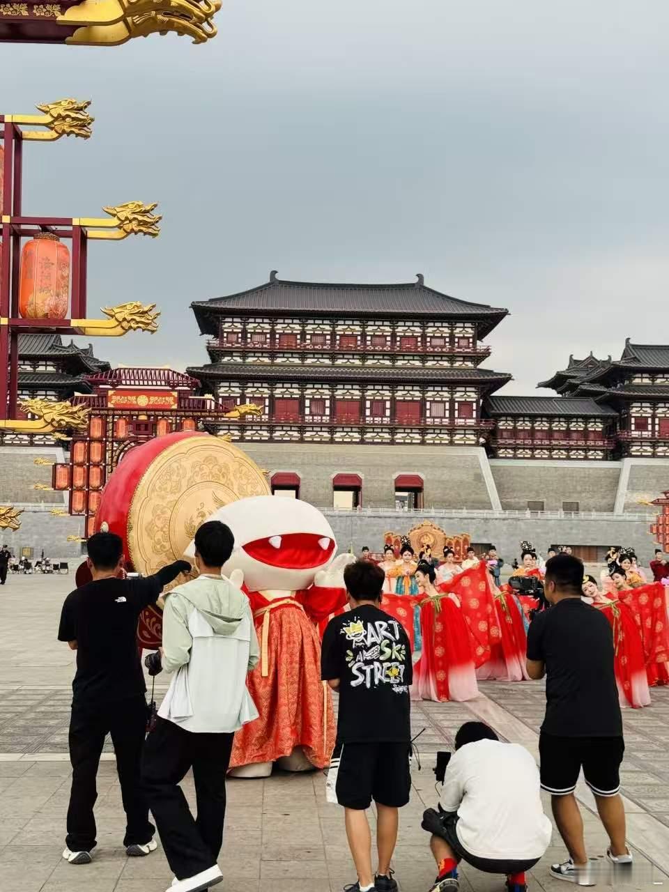 洛阳应天门这波百人快闪，直接把《锦绣芳华》开播氛围拉到最满，太燃了，狠狠期待后续
