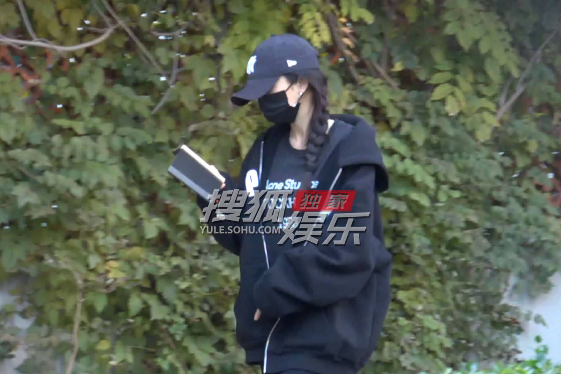 几个月的课也是没白报 哈哈哈哈 走路还玩手机 杨幂你不乖哦（虽然我也这样） 想看