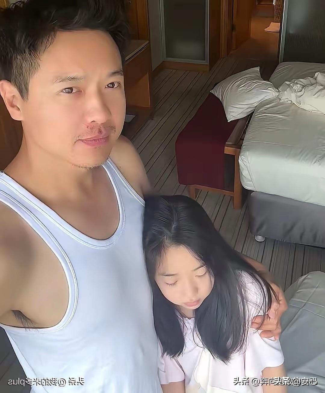 小酒窝来天津找爸爸，没住家里，住的是酒店。高云翔定居天津后已经重组家庭，再婚又生