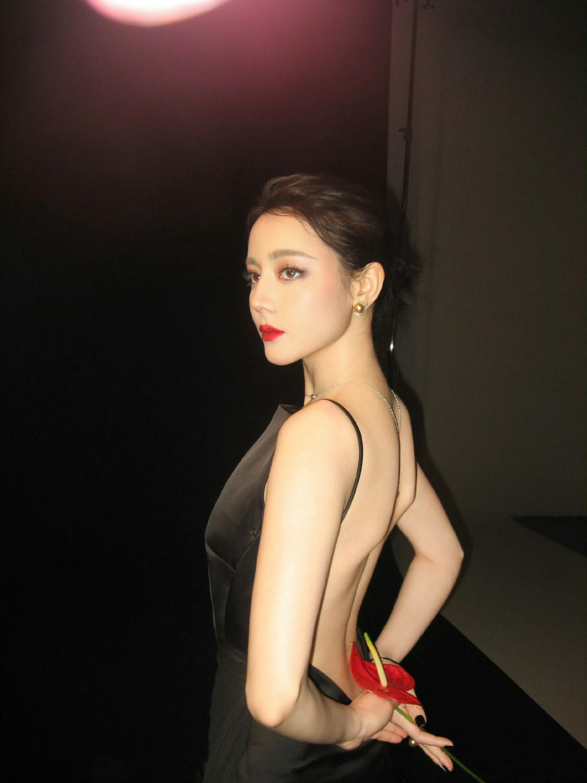 时代的美人，美到失语迪丽热巴的时尚统治力无敌迪丽热巴嘉人六月刊生日封面