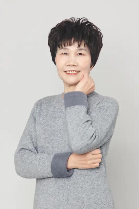浙江63岁女富豪曹佩凤因内幕交易、泄露内幕信息罪被判三缓四，还被处罚金100万，
