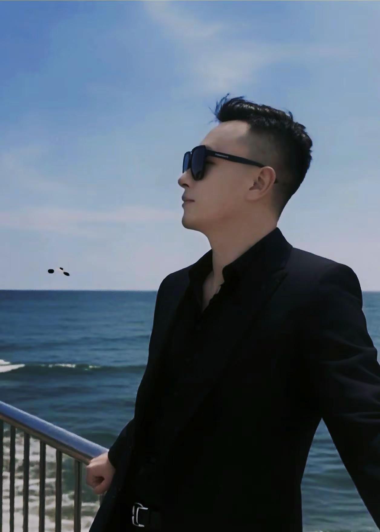 人到了一定年纪就会慢慢懂得，人生最好的状态，从来不是轰轰烈烈，而是内心安稳、活得