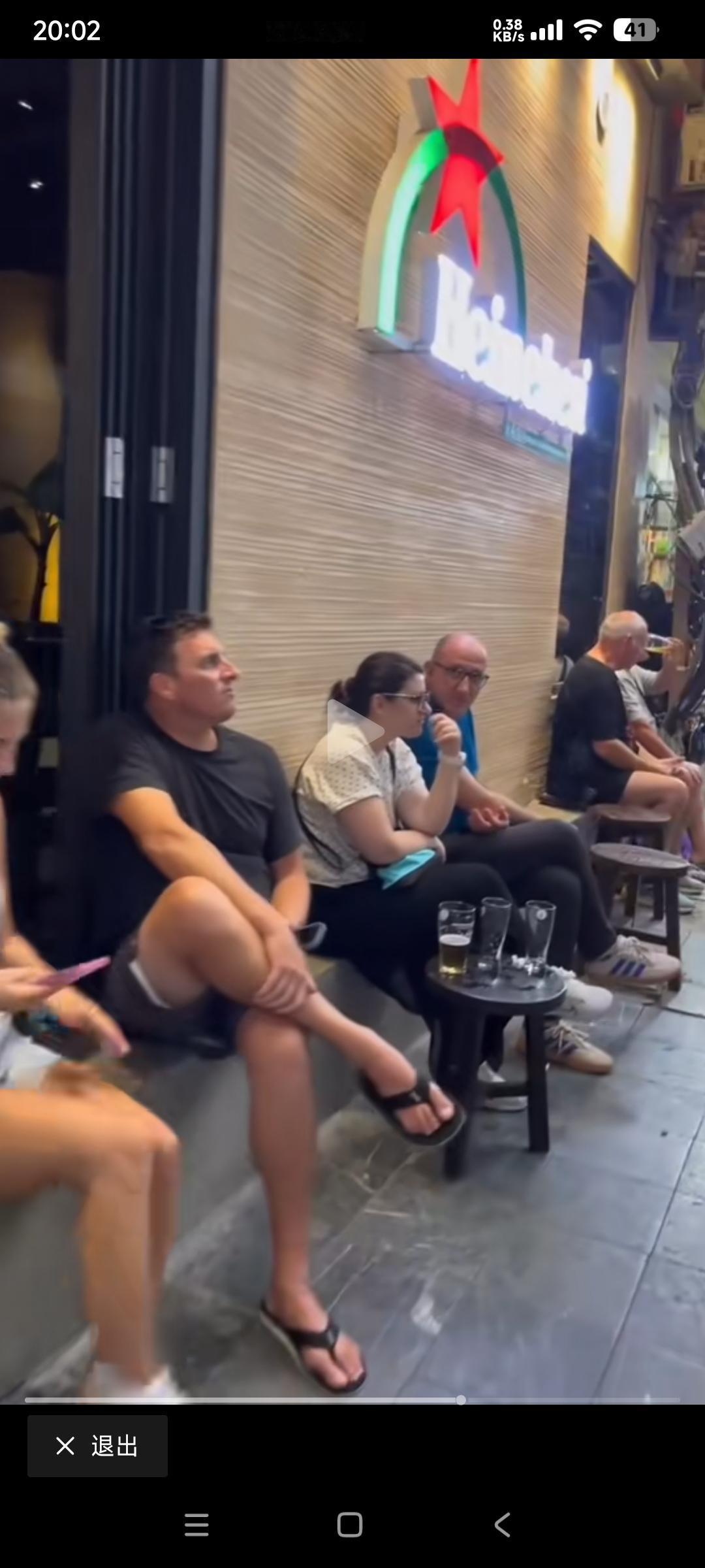 有人觉得泰晤士河这个名字很诗情画意，直译过来土地让人无语，深色河。

有人觉得巴