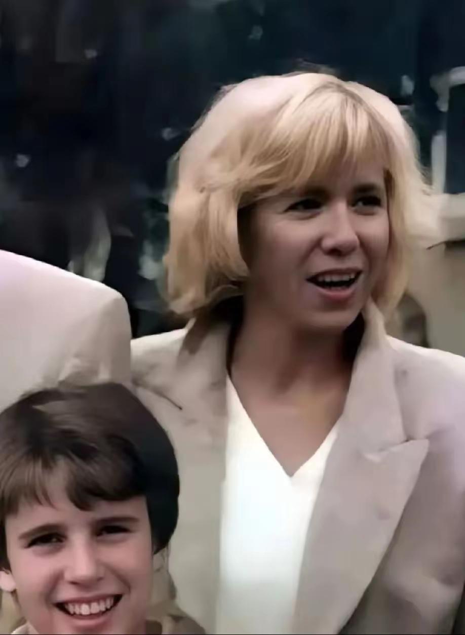 1993年，15岁的马克龙转学遇到了他的老师布里吉特，谁能想到多年后两人会成为法