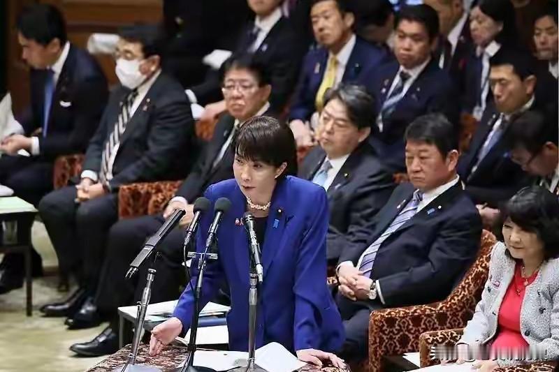 两架B-52轰炸机掠过日本海时，日本6架战机正伴飞在侧，这场代号“对抗北方”的训