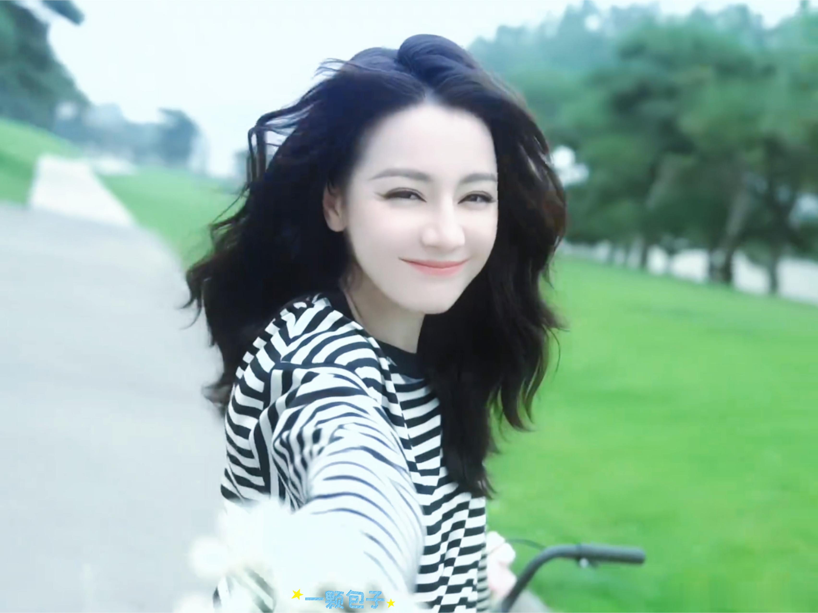 百变小迪真的好萌美式运动员姐姐和超级小甜妹迪丽热巴柿子红短T