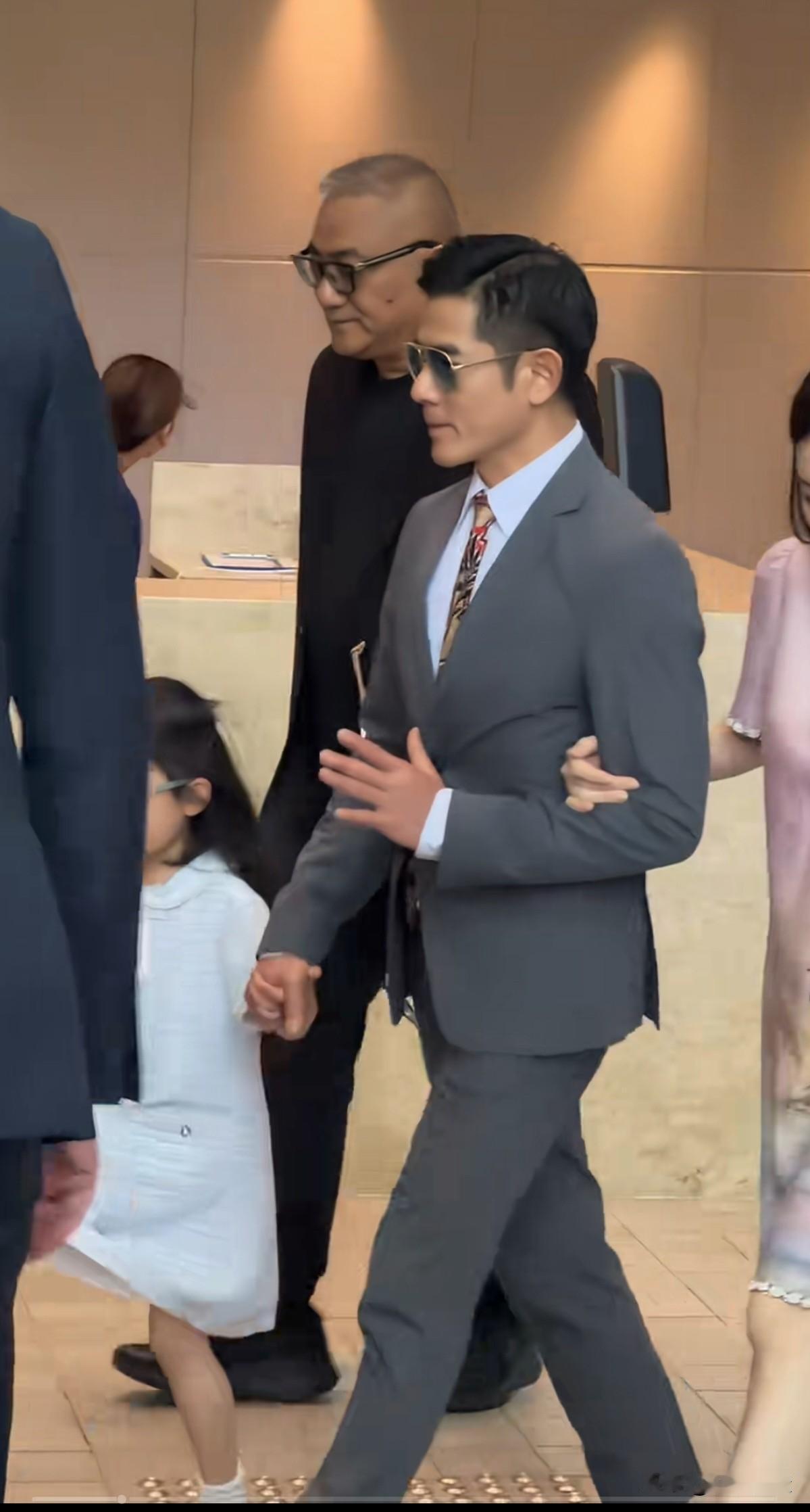 六十多岁的郭富城天王，
身形板正，英姿挺拔，
看上去顶多三十岁，
岁月催人老，却