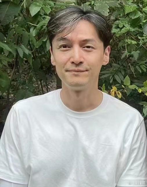 #胡歌纯素颜状态##胡歌白发这么多了#40多岁，这个白发很正常，说身边没有的，是