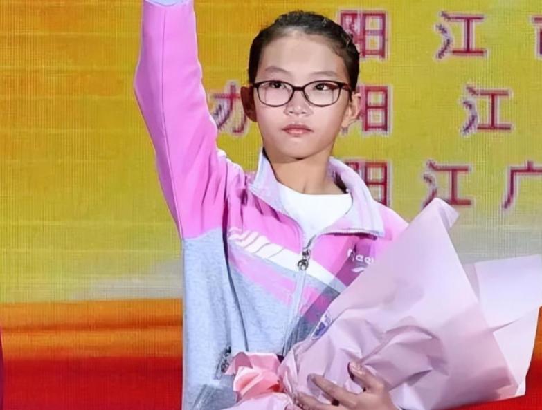 2006年，广东一男子在医院陪护流产的妻子。谁知，他出去抽烟时，发现了一名女弃婴