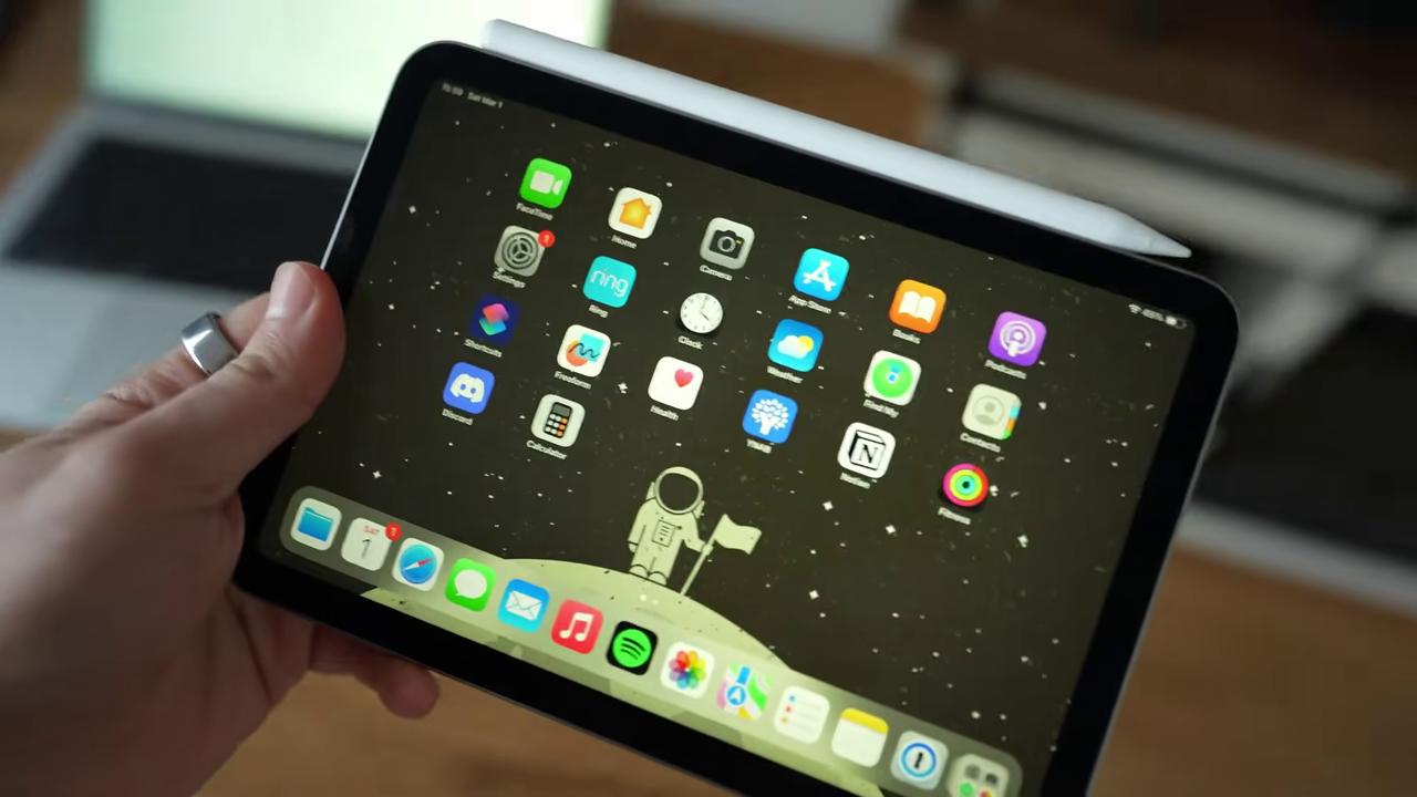 大家千万先别急着冲iPad mini8的首发。苹果用了一项新技术，把传统扬声器砍