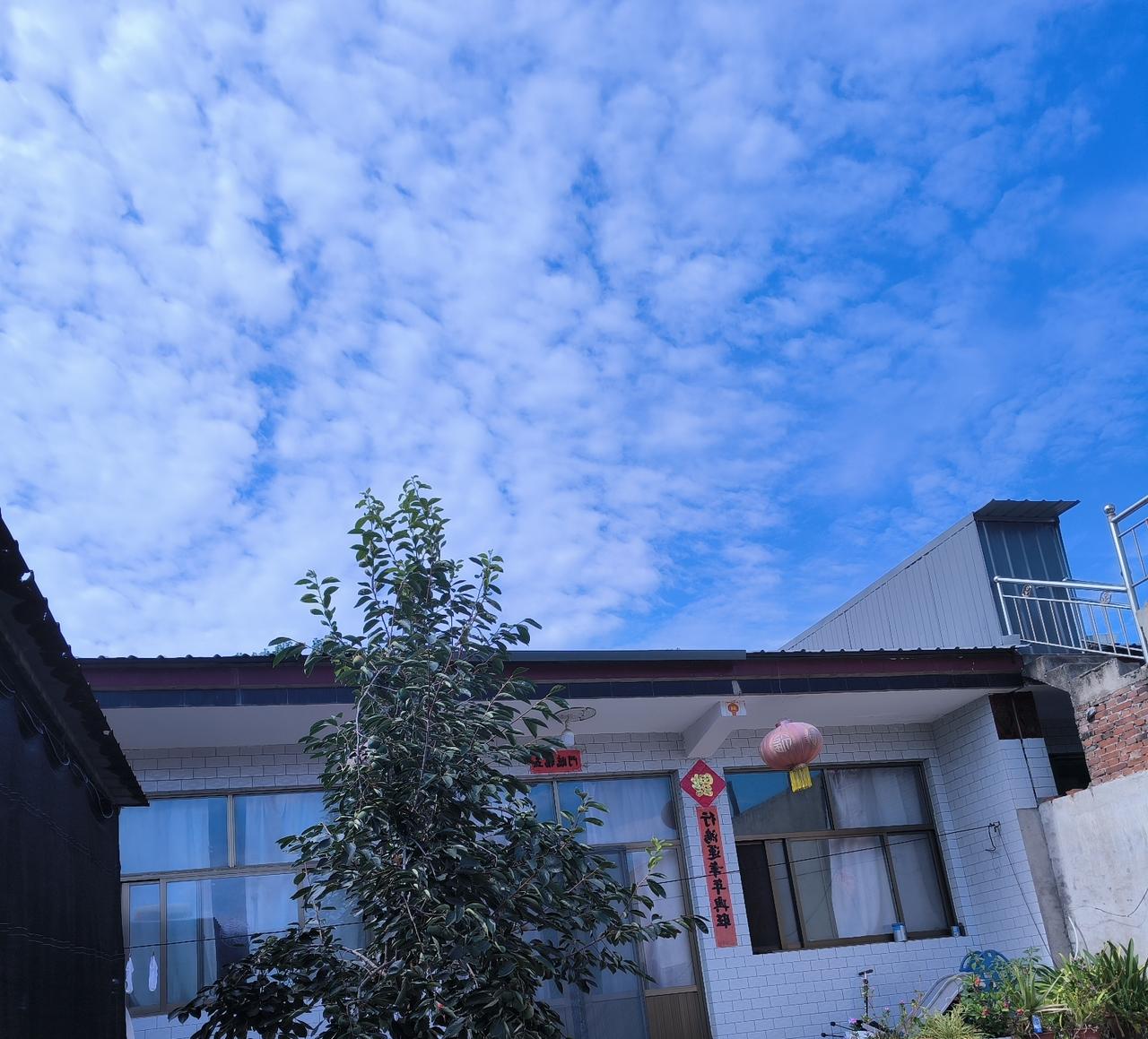 真的不用奔赴远方看风景！
我们身边随手抬头的一片天空，就足以治愈所有疲惫！
 