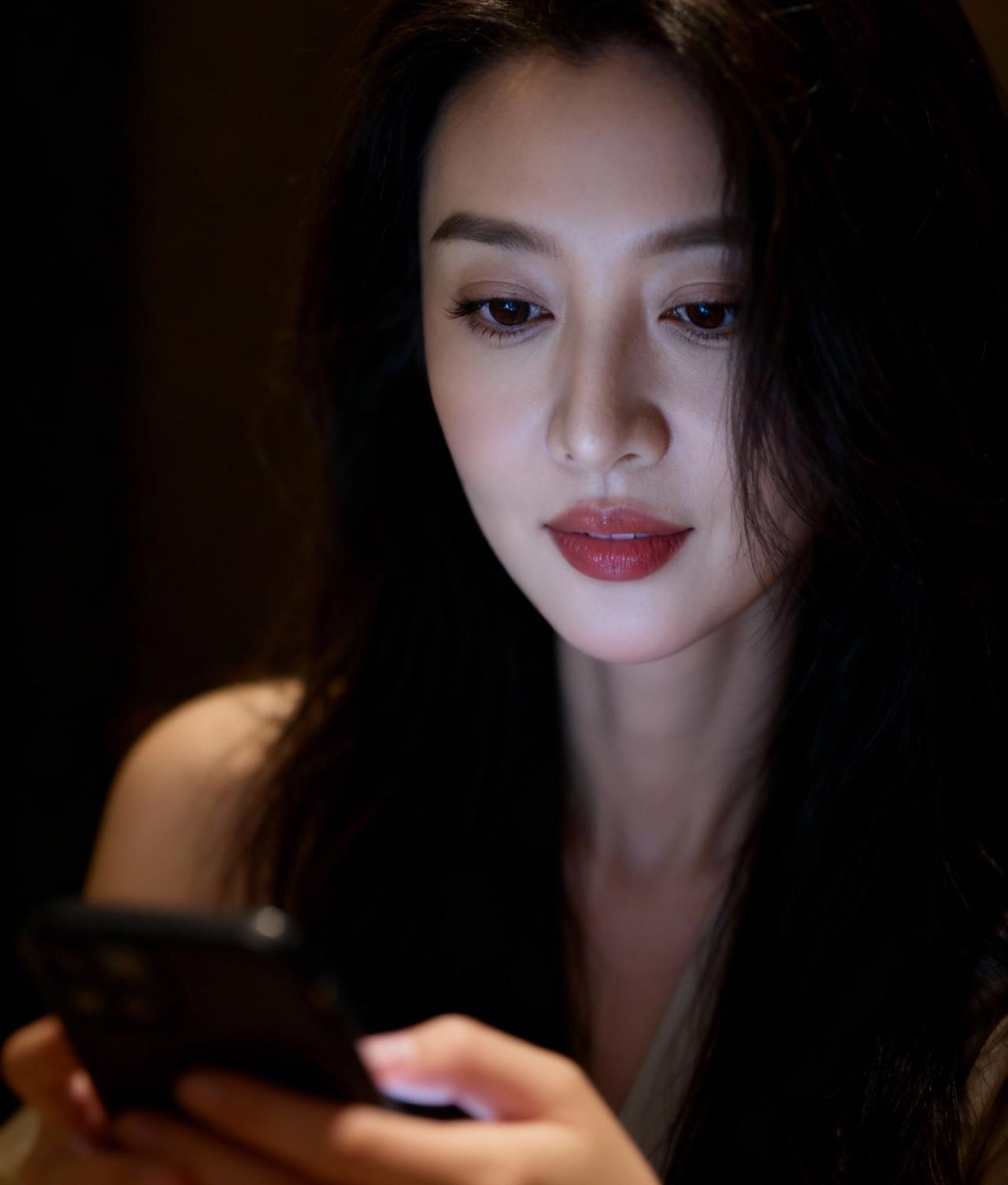 上联：夜幕沉沉凝玉靥
下联：手机烁烁映乌丝