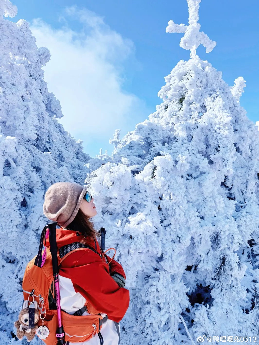 OOTD时尚穿搭今天穿什么ootd 红色登山装跟雪景很搭配呢 
