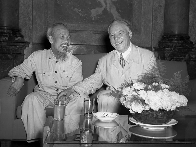 日记｜终于读懂：最懂汉字的人，为何亲手废掉汉字

今天翻历史，突然看懂了胡志明当