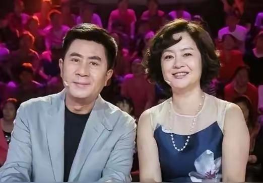 两位明星同框照
你们认识吗？
他们两个像是两小无猜的情侣，显得格外亲切感十足
这