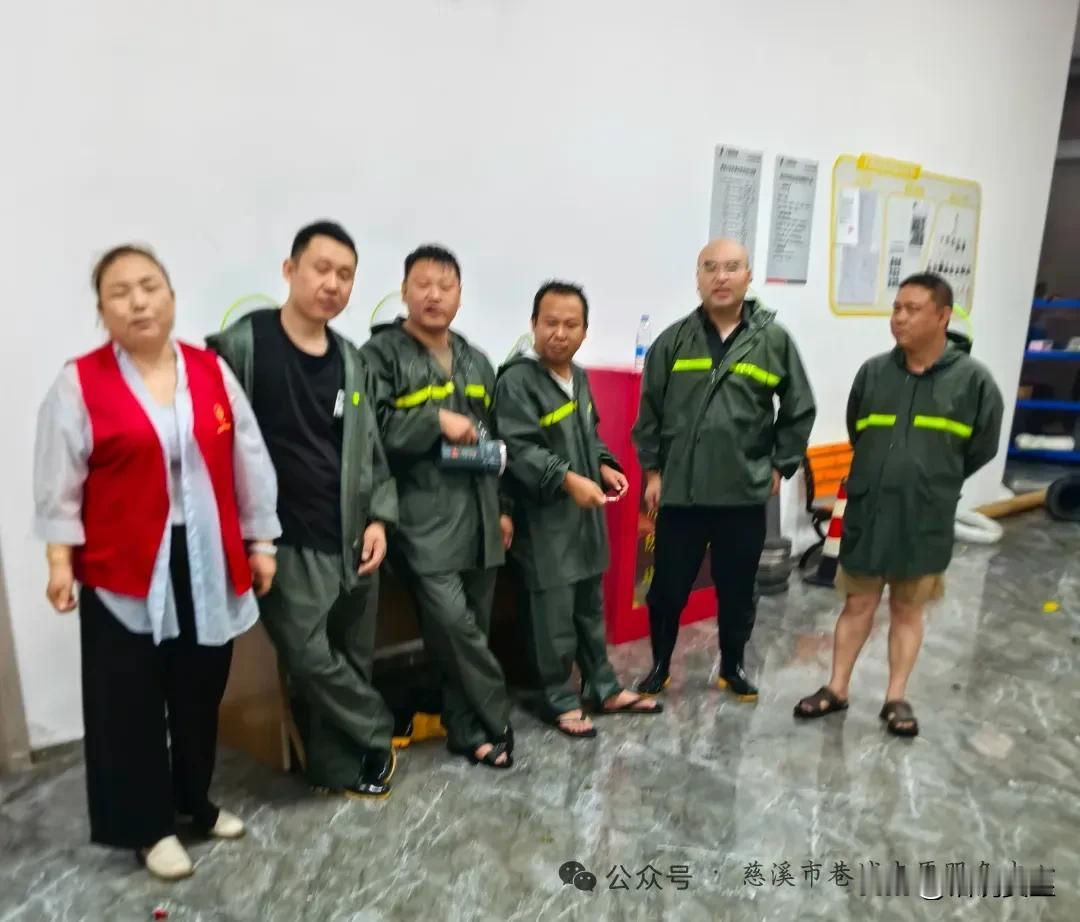 逆风守家园！赞皇儿女周丽君带队驰援余姚小区抗击台风“巴威”
 
逆风而上，巾帼担