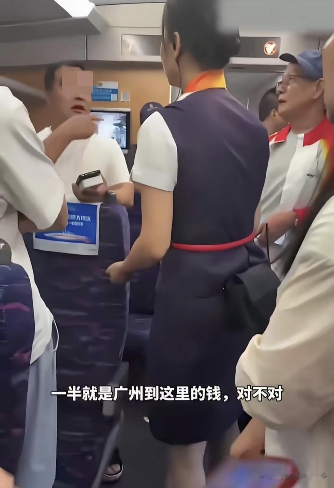 因为涨水列车无法通行，只能在广州让乘客下车，一大叔坚决不下车，认为自己买的全程票