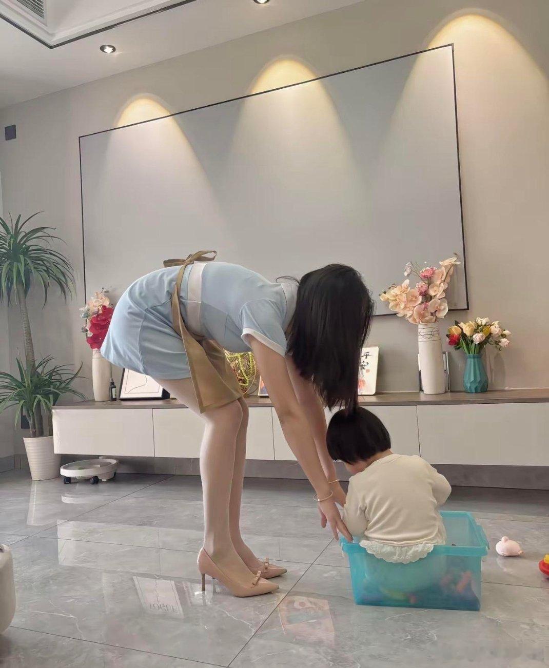 家里新请的保姆 不仅能照顾小孩 还会照顾大人