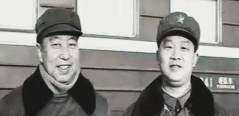 1981年，华国锋退下来了，组织部门的人专门找到他的秘书曹万贵，桌上摊开几份调令