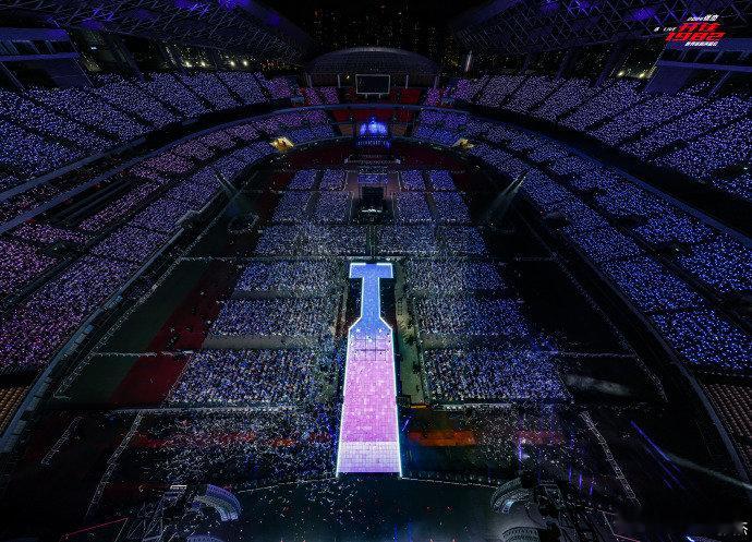 #张杰南宁体育场首创纪录# ​#张杰南宁演唱收官照# ​张杰南宁演唱收官照就像是