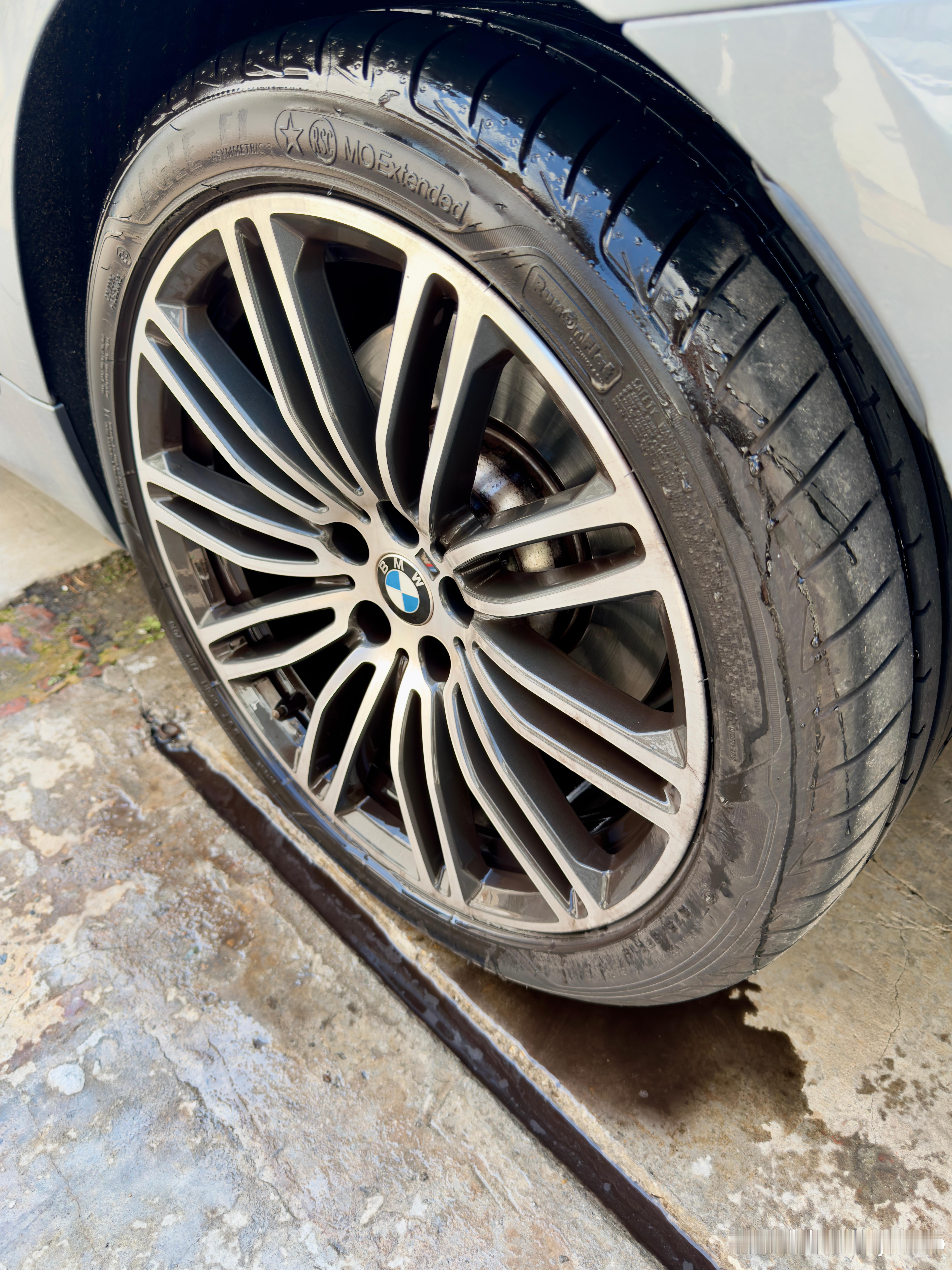 宝马所有车型将启用新logo洗车发现宝马轮毂盖氧化了，索性换一个新logo？ 