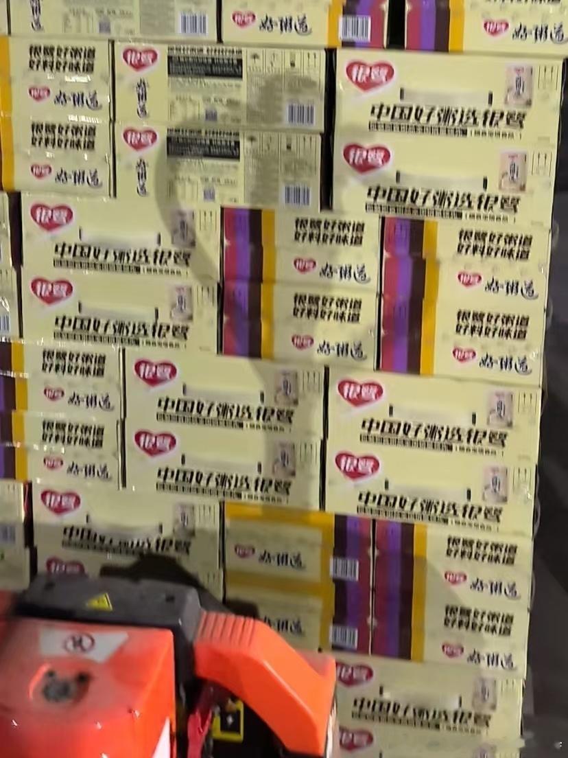 “灾区刚需，防汛防护物资、女性护理用品、洗漱用品、食品保障等生活物资。” 驰援的