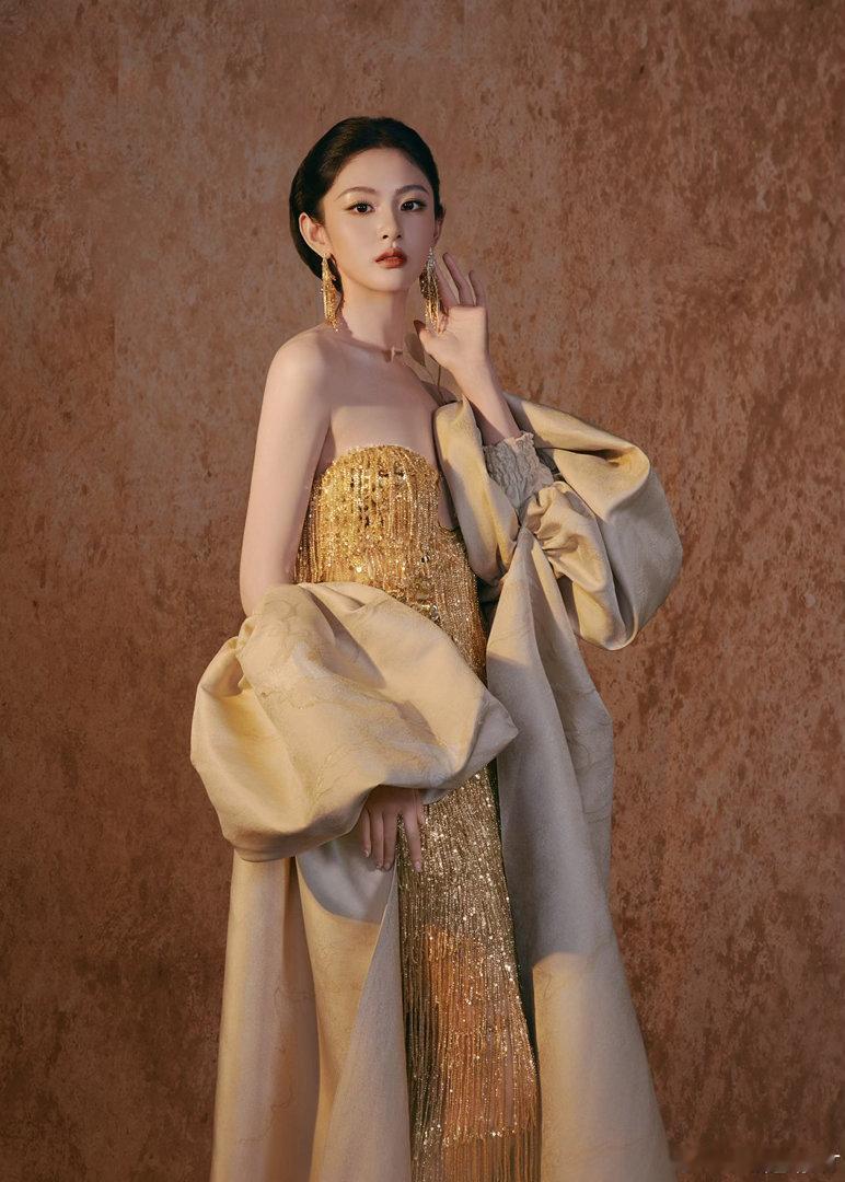 赵晴怎么美成这样了 造型和人互相成全，恰到好处的妆造放大她的优势，整个人闪闪发光