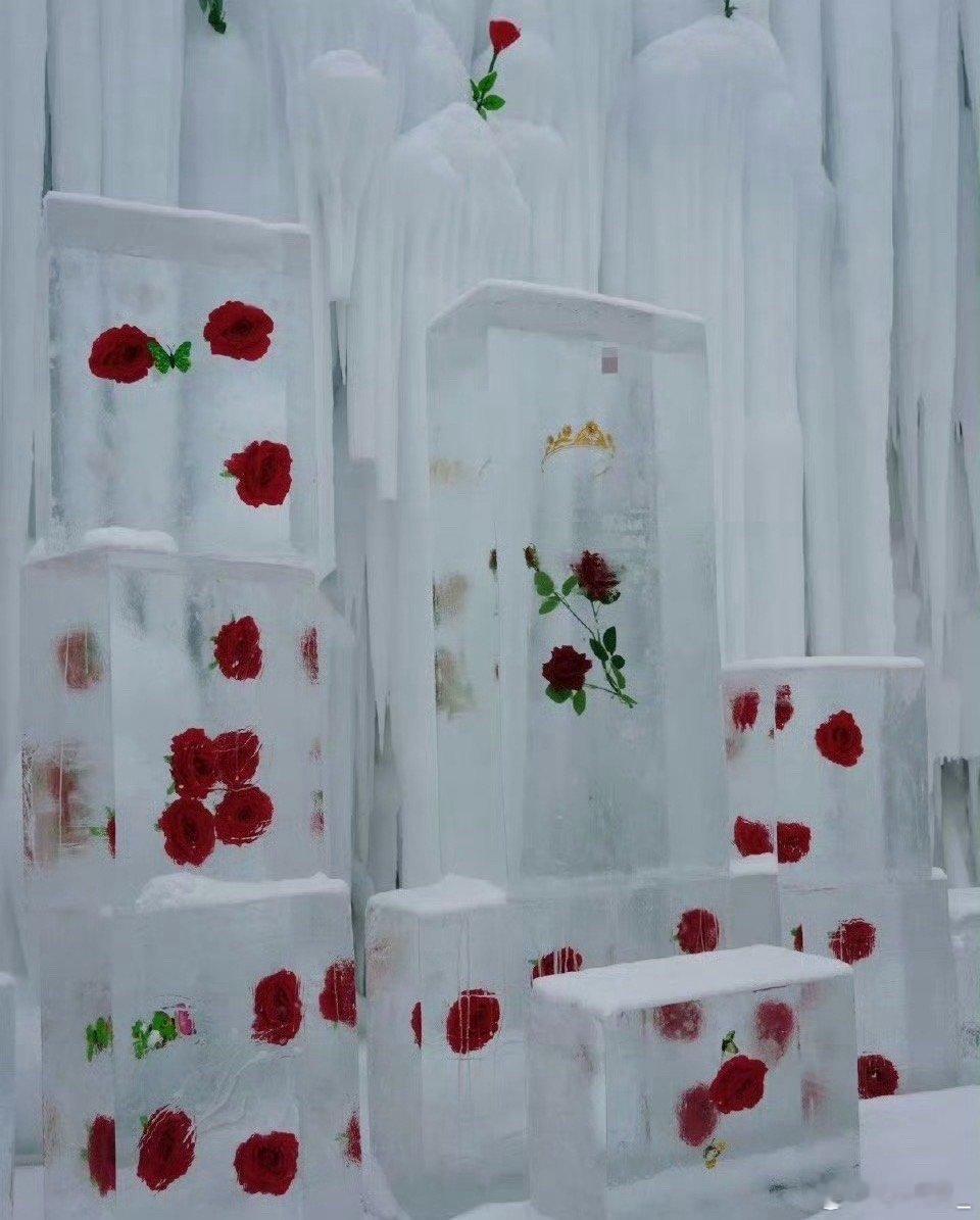 长白山景区惊现价值百万冰封皇冠长白山这波浪漫杀疯了！冰心岛的冰封王座上，三顶百万