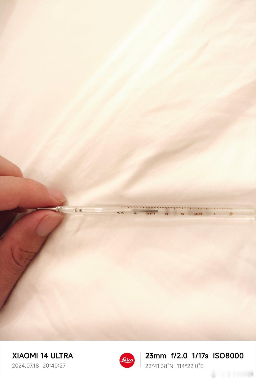 也不知道是不是英国的病毒过了潜伏期还是昨晚在飞机上睡觉被空调吹了现在嗓子吞刀片，
