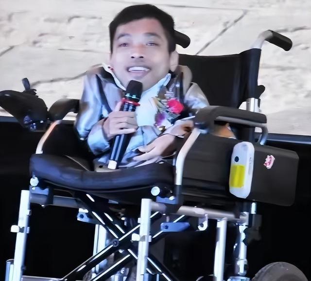 袖珍总裁李创利：身高80厘米坐婴儿车赚上亿身家，连娶两任美娇娘

在人生的舞台上