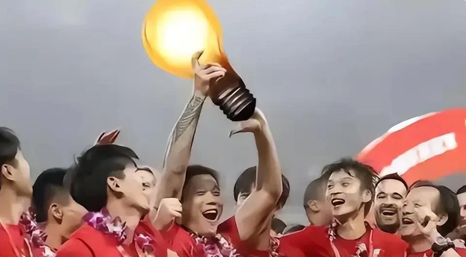 祝贺上海海港提前15轮获得2024中超联赛冠军！
希望这支号称“最恐怖的球队”在