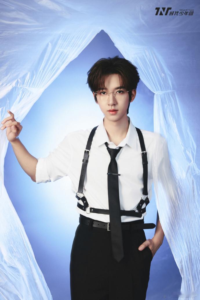 #时代少年团白衬衣造型#瞧，疯狂好六夜上时代少年团白衬衣造型太迷人了，从马嘉祺到