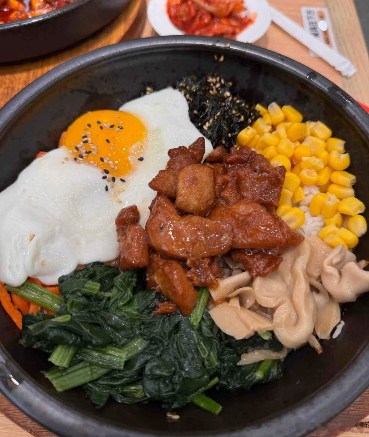 石锅拌饭，跟煲仔饭的异曲同工之妙，还是煲仔饭的锅巴香啊黄金金价首席专家-老罗