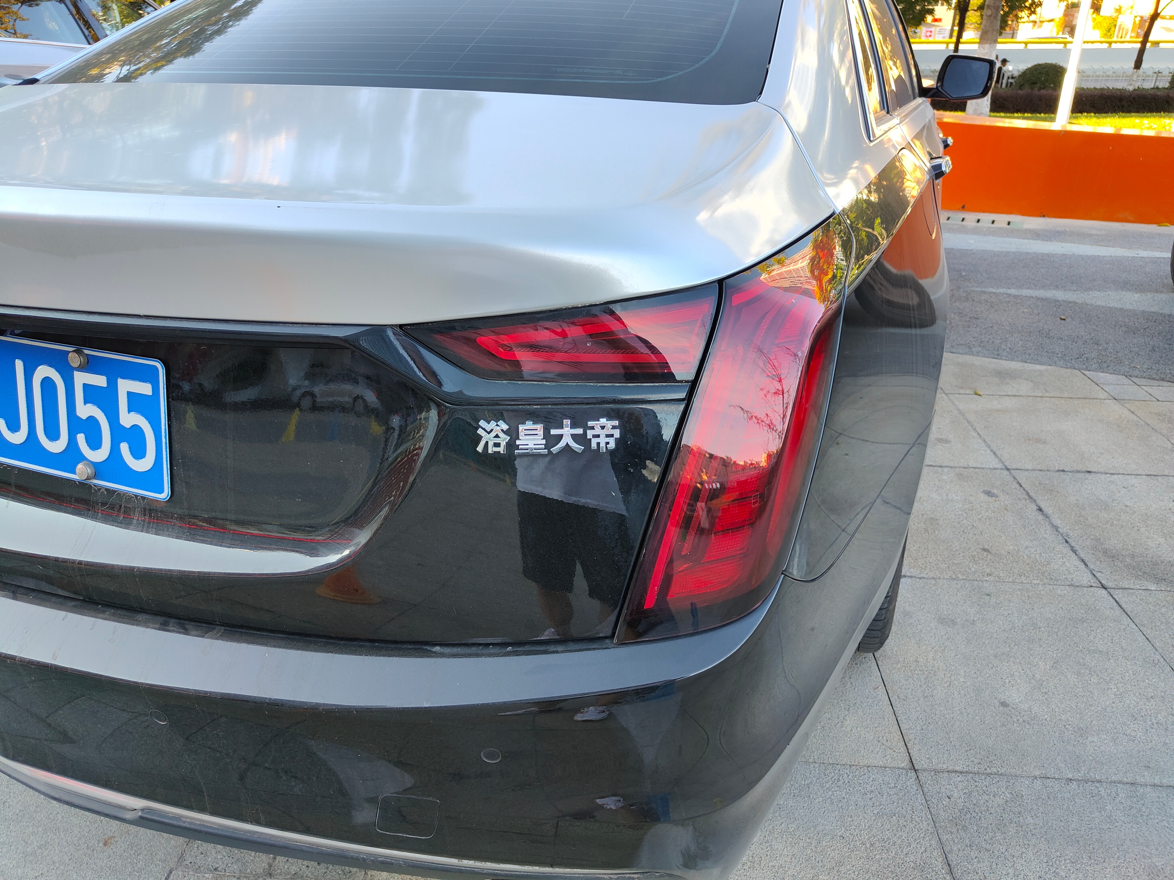 浴皇大帝[doge][doge]……这种经典老夏利已经很少见了，银色君越看着太美