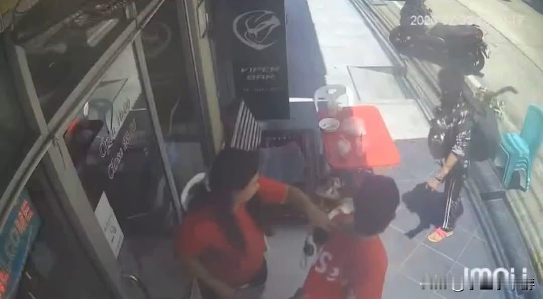 “你很嚣张是吧？！”芭堤雅中天海滩恶汉再度闹事！男子沿街怒吼、指着店员叫嚣，按摩