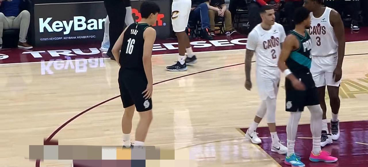 恭喜！杨瀚森终于又上场了，打了5分钟14秒，得到了两分，1个篮板，1个助攻，1次