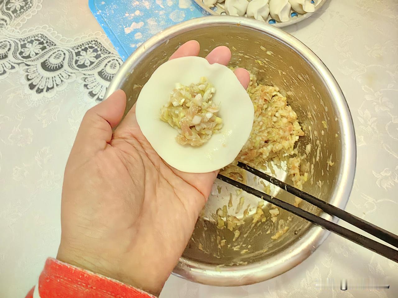 晒图笔记大赛刚刚包好的饺子[呲牙]
皮薄馅多，看着就有食欲🥟🥟🥟
窗外寒风